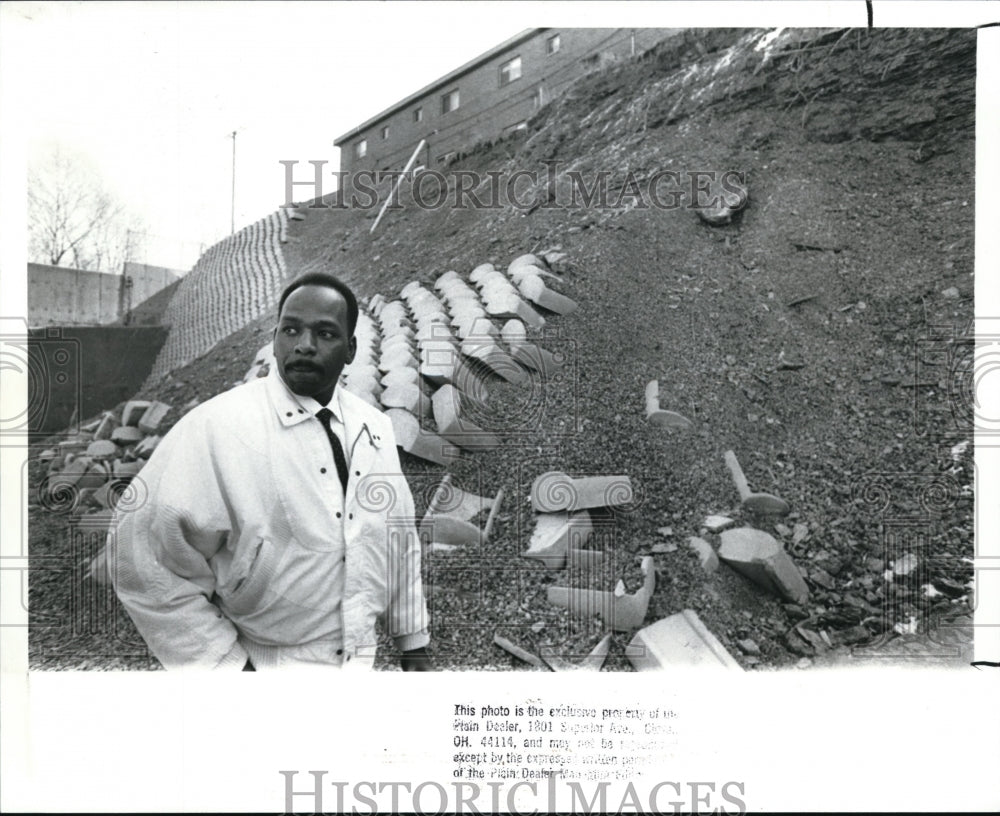 1989 Press Photo Community Development Inspector David Dawson and collapsed reta - Historic Images