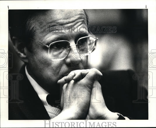 1983 Press Photo John Dean being interviewed at the Atrium at Stouffer's Inn - Historic Images