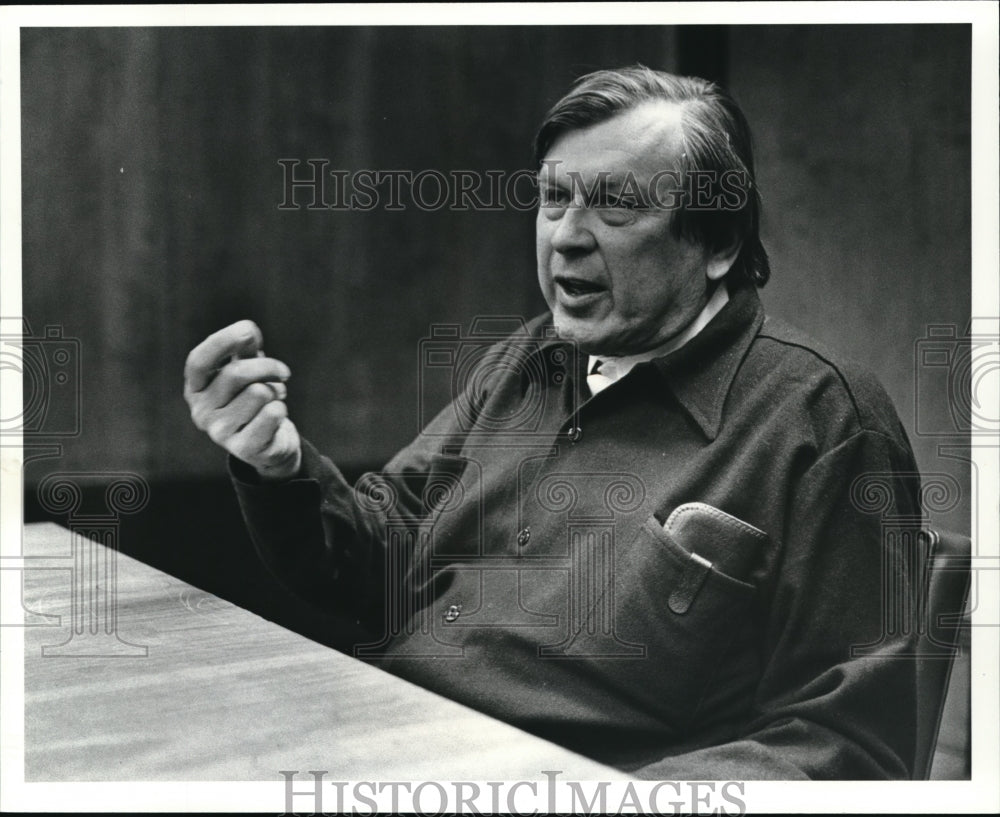 1981 Press Photo Dr. D. Carlton Gajdueek Noble Prize winning scientist at CWRU - Historic Images