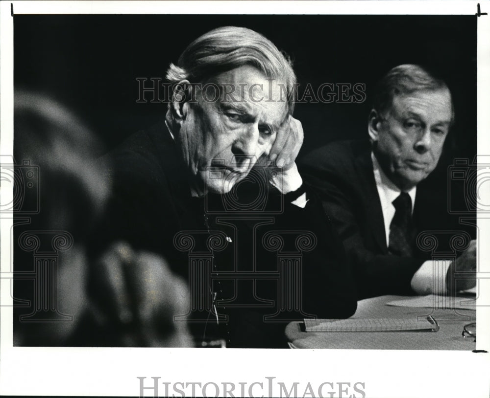 1987 Press Photo John Kenneth Galbraith listens to a question from panel member - Historic Images