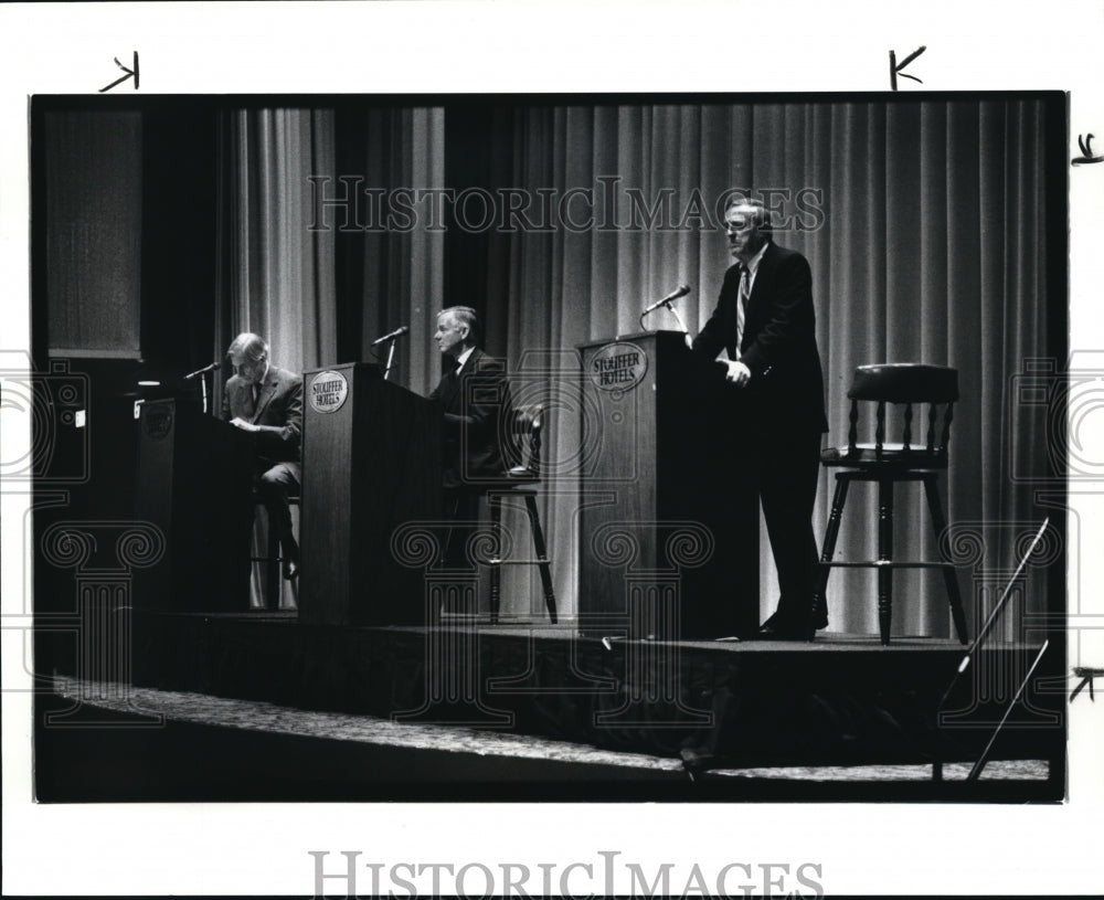 1986 Press Photo Town Hall debate between John K. Galbrith and William F. Buckle - Historic Images