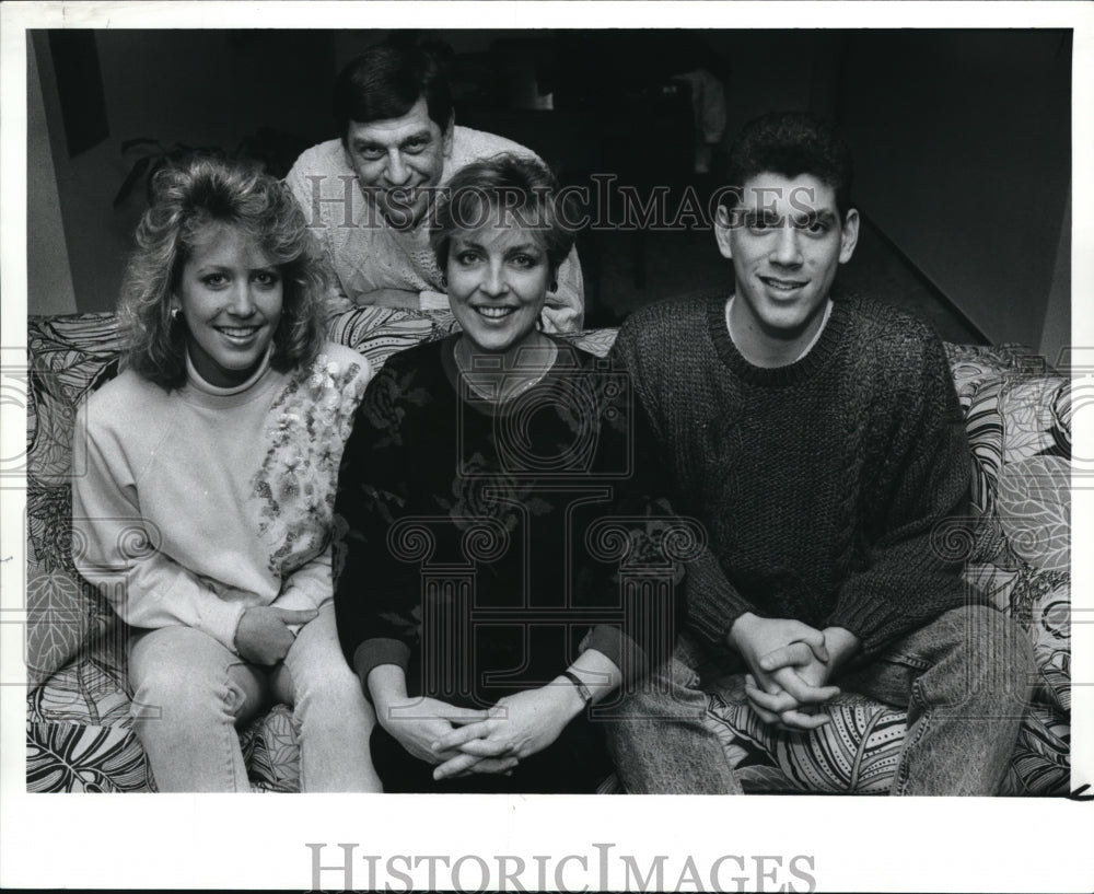 1989 Press Photo Two deaf kids 2 hearing parents The Gercak Family with Tanya - Historic Images