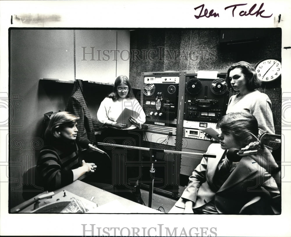1985 Press Photo Teenagers interviewing Doreen Gentzler at CSU Radio Station - Historic Images