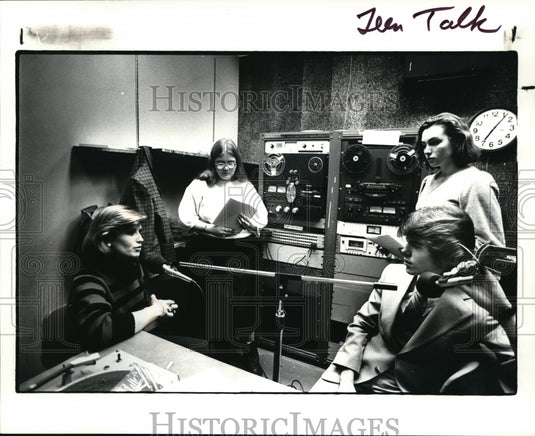 1985 Press Photo Teenagers interviewing Doreen Gentzler at CSU Radio Station - Historic Images