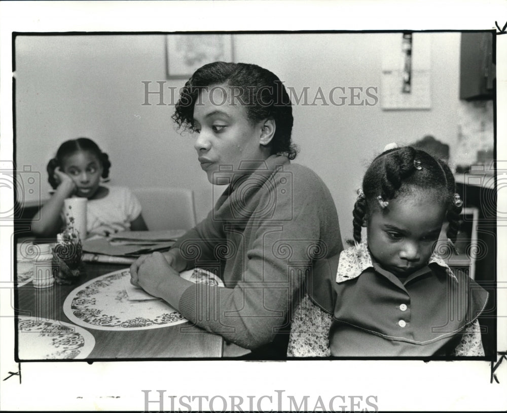 1983 Press Photo Darlene George with Daughter Tameka and Toni - Historic Images