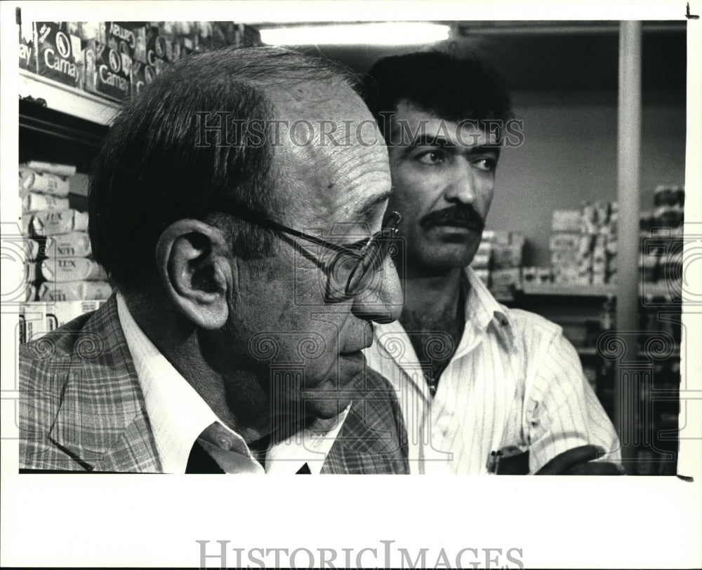 1988 Press Photo Minor George with store owner Handi Qasem at 27th and Cedar ave - Historic Images