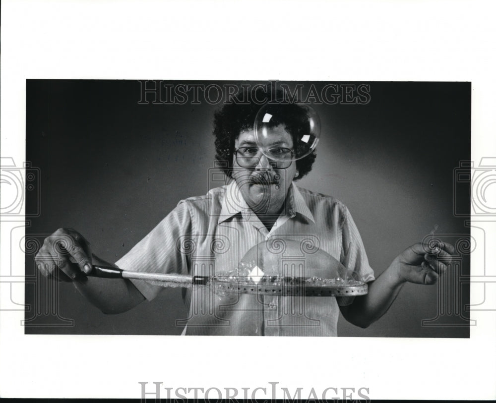 1988 Press Photo Bubblologist Keith Evans - Historic Images