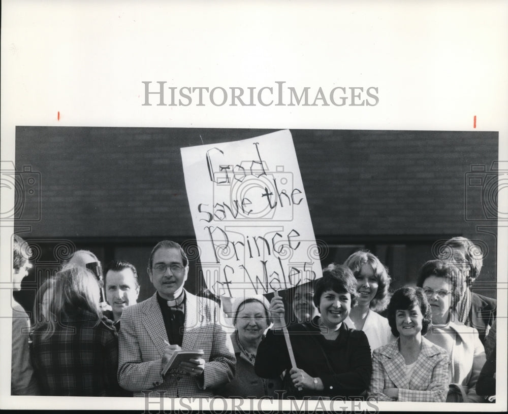 1977 Press Photo Outside Cleveland Clinic - Historic Images