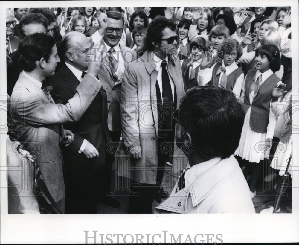 1977 Press Photo Prince Charles waving at singing angels - Historic Images