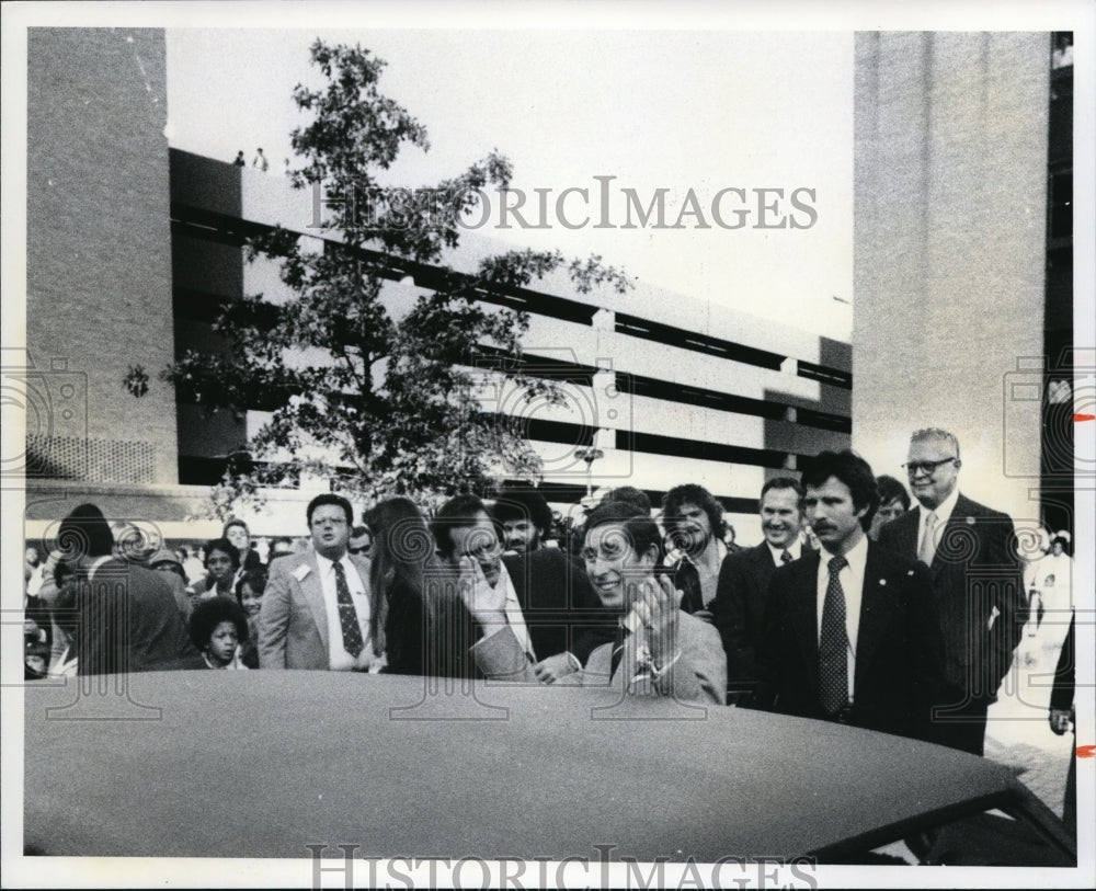 1977 Press Photo &quot;Sorry I&#39;m out of time,&quot; the prince said, gesturing to persons - Historic Images