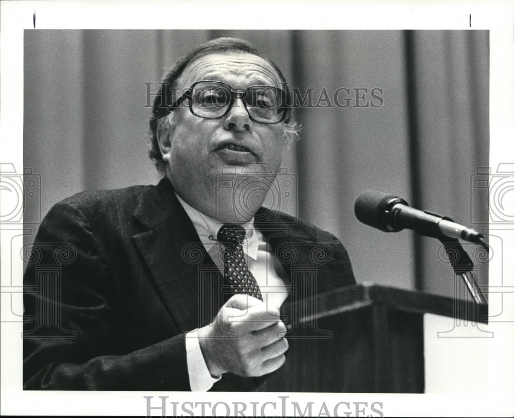 1986 Press Photo Paul Erdman, noted author, banker and the main speaker at cose - Historic Images