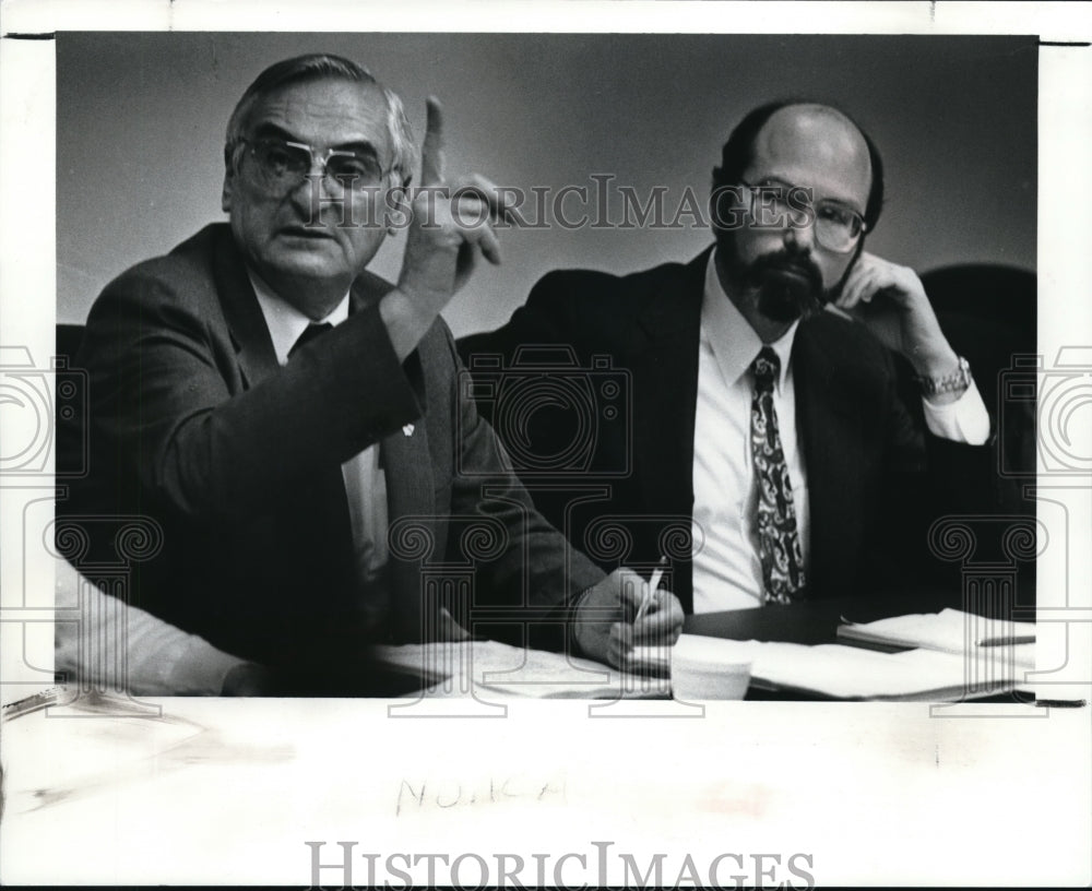 1989 Press Photo Board Pres. Tony Gall and acting ex director Howard R. Maier - Historic Images
