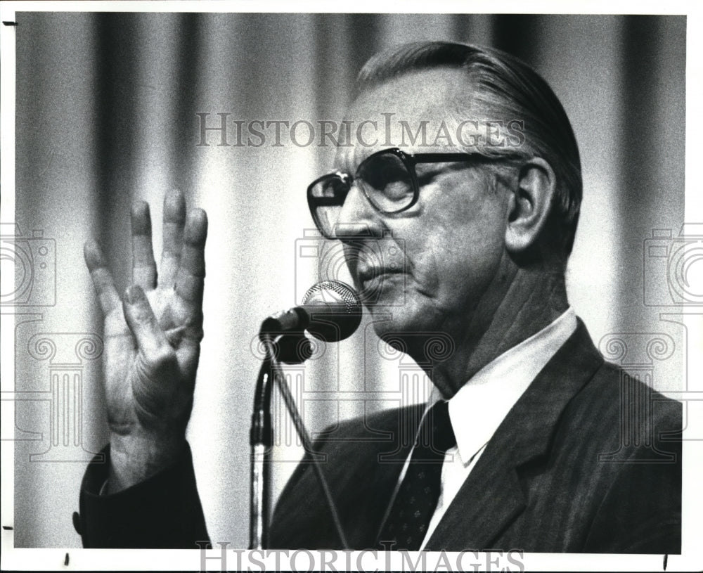 1988 Press Photo James C. Fletcher, NASA administrator talks to employees - Historic Images