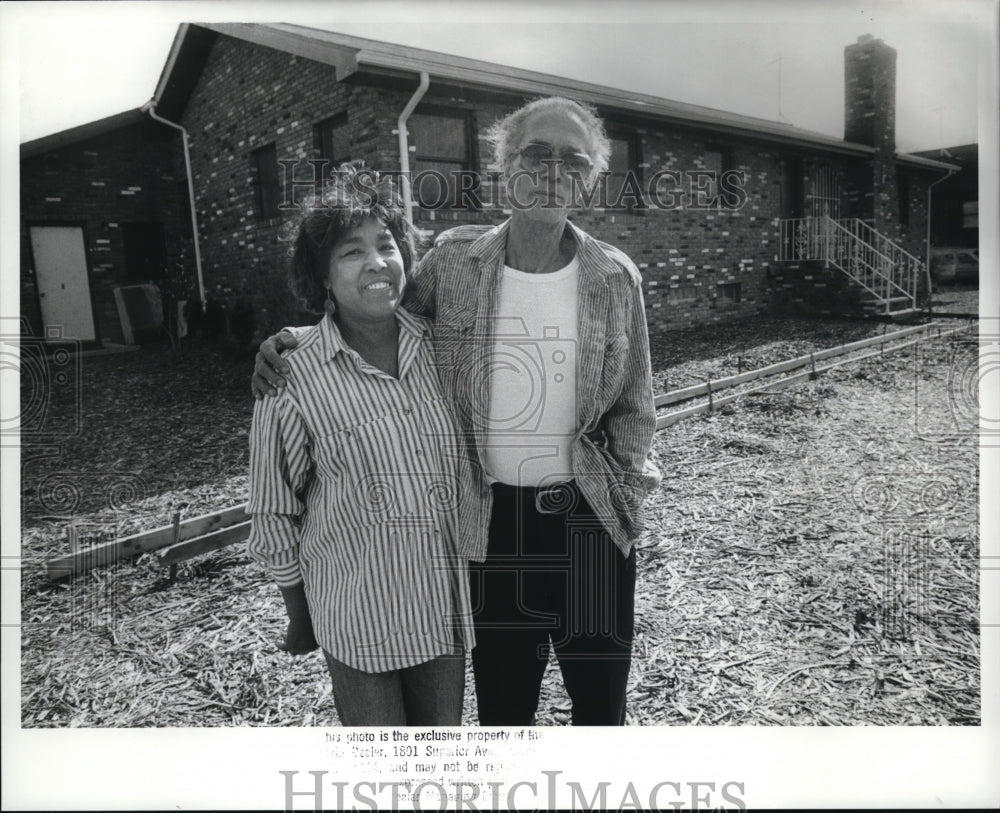 1989 Press Photo Melrose and Allen Flagg stand outside their 2 yr old house - Historic Images