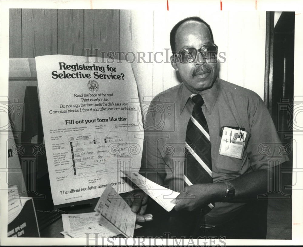 1980 Press Photo Walter Flack at main post office - Historic Images