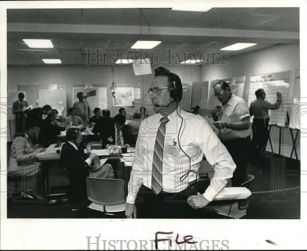 1984 Press Photo Dan Fitzgerald at emergency operation center - Historic Images