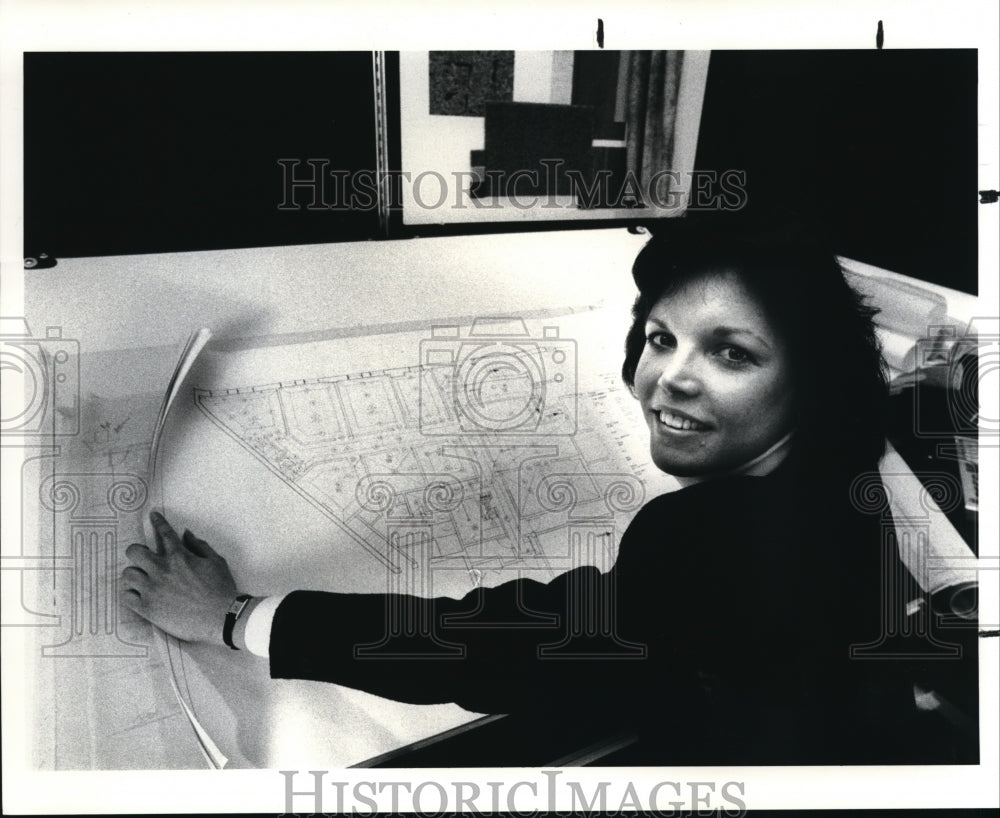 1987 Press Photo Beth Fitzgibbons interior designer with Abott-Arhar Design on C - Historic Images