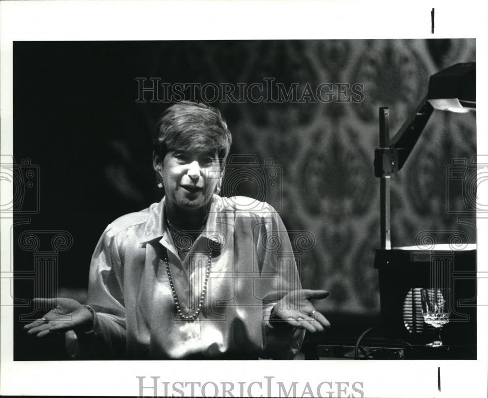 1986 Press Photo Nancy J. Friedman, self styled elephone doctor who travels - Historic Images