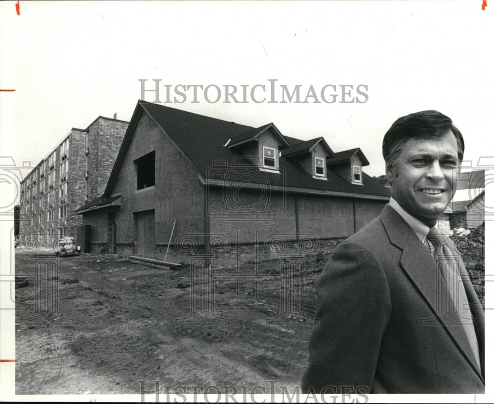 1980 Press Photo Vern Fuller former Indian Ball player Holiday inn - Historic Images