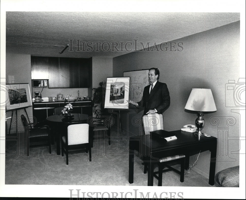 1990 Press Photo Vern Fuller manager of new downtown Radisson which opens next m - Historic Images