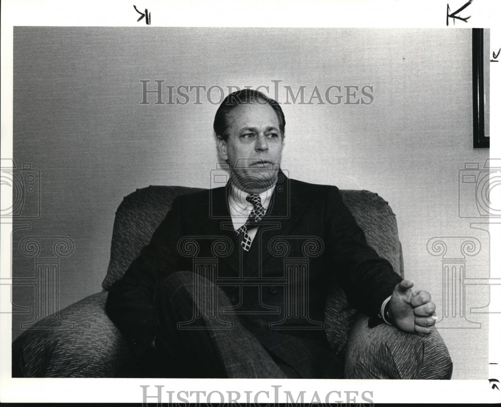 1990 Press Photo Vern Fuller Manager of New Downtown Raddisson Hotel which opens - Historic Images