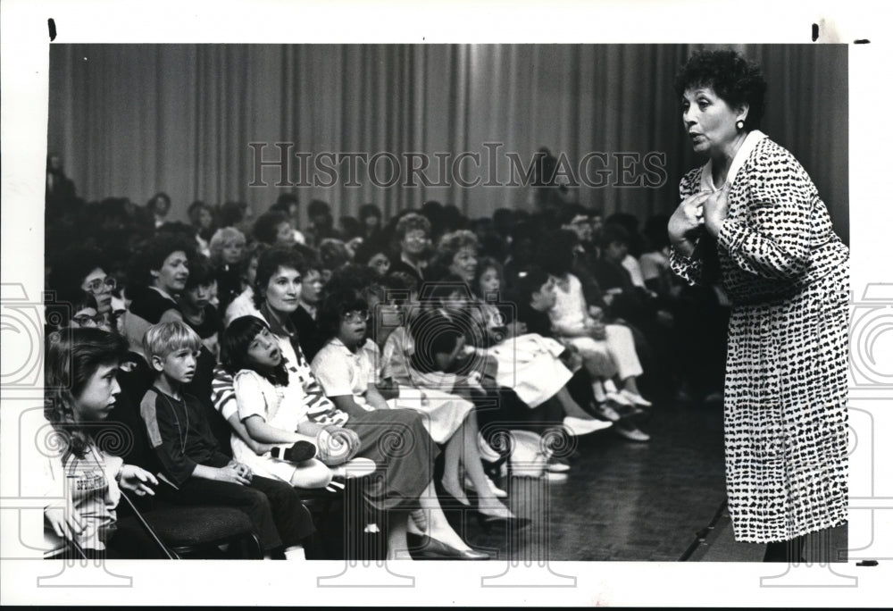 1987 Press Photo Ann Florio of the Metropolitan Opera entertains children - Historic Images