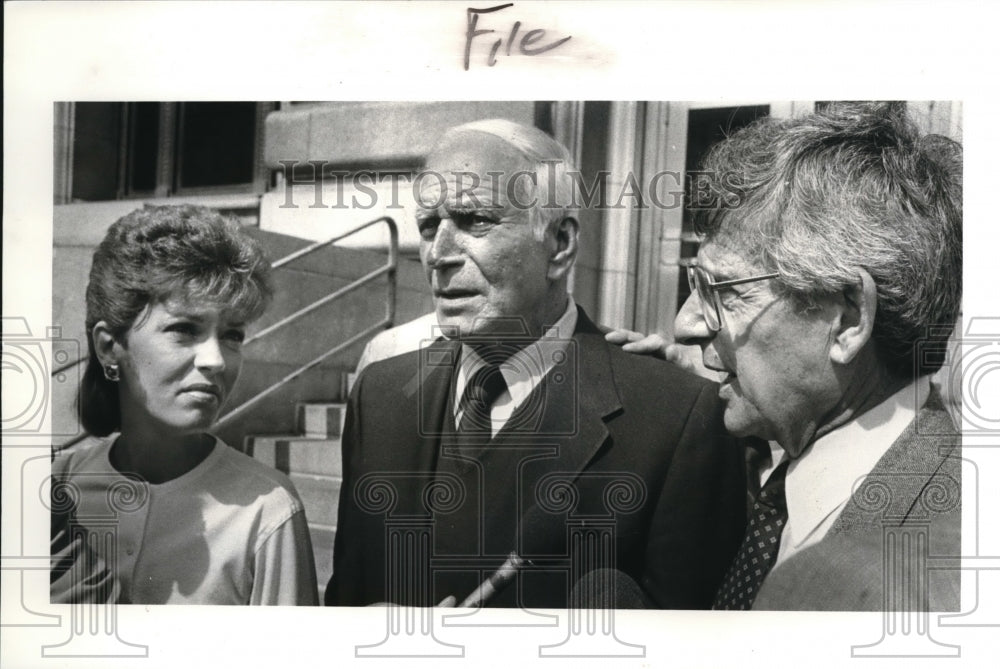 1983 Press Photo Allen Friedman, wife Nancy, and Lawyer Jack leave federal court - Historic Images