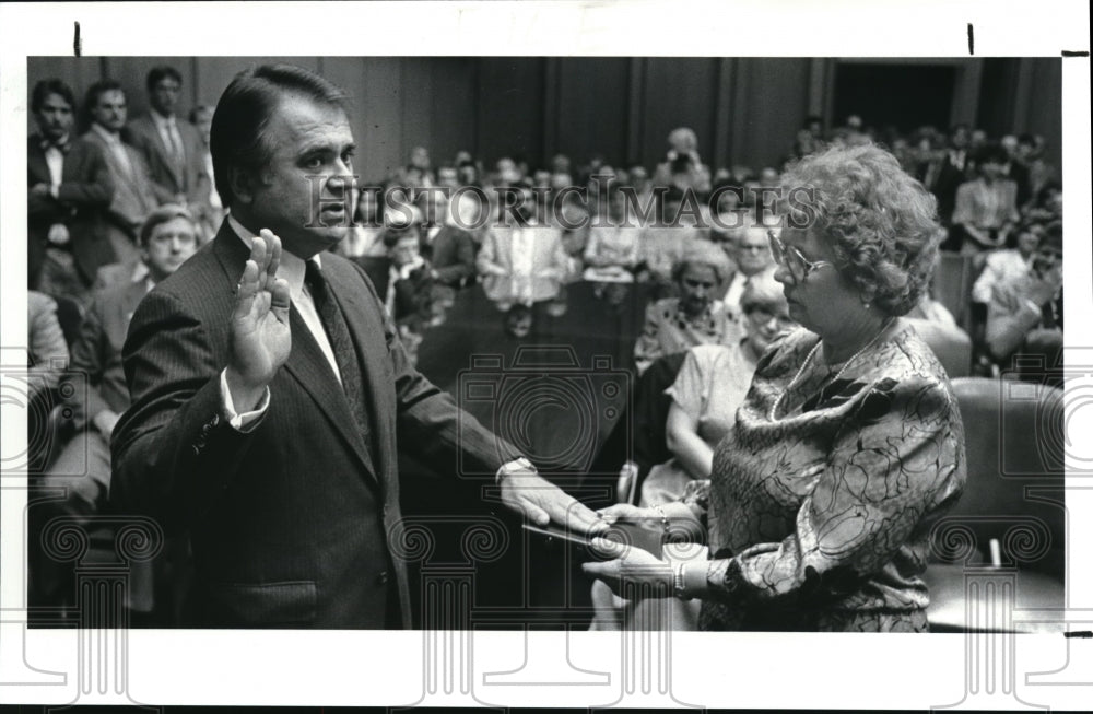 1987 Press Photo Bohdan A. Futey takes the oath of office as a federal judge - Historic Images