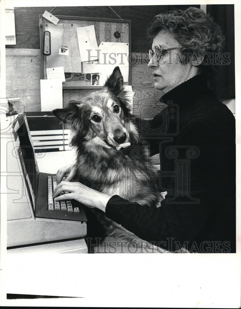 1981 Press Photo Mary Folger and her dog Zeke - Historic Images
