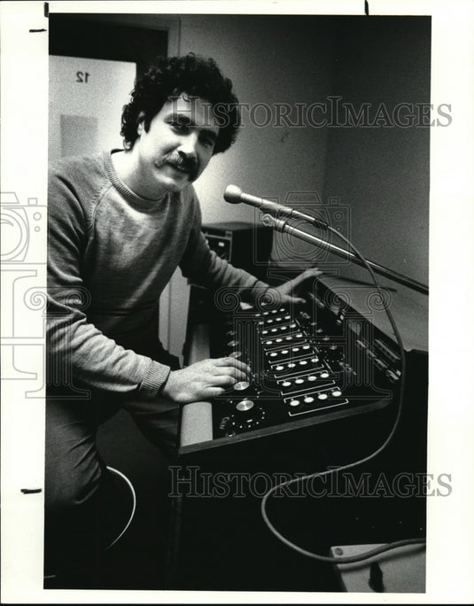1987 Press Photo Steve E. Foltin is being quoted in a Browns story - Historic Images