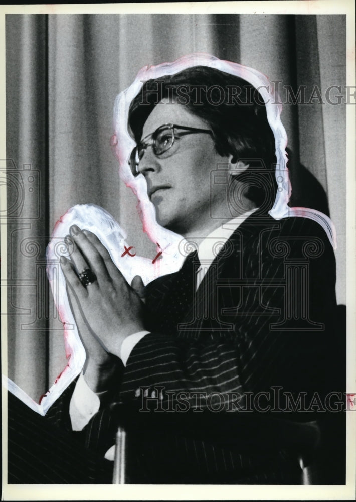 1979 Press Photo John E. Gallagher in prayer at city club speech - Historic Images