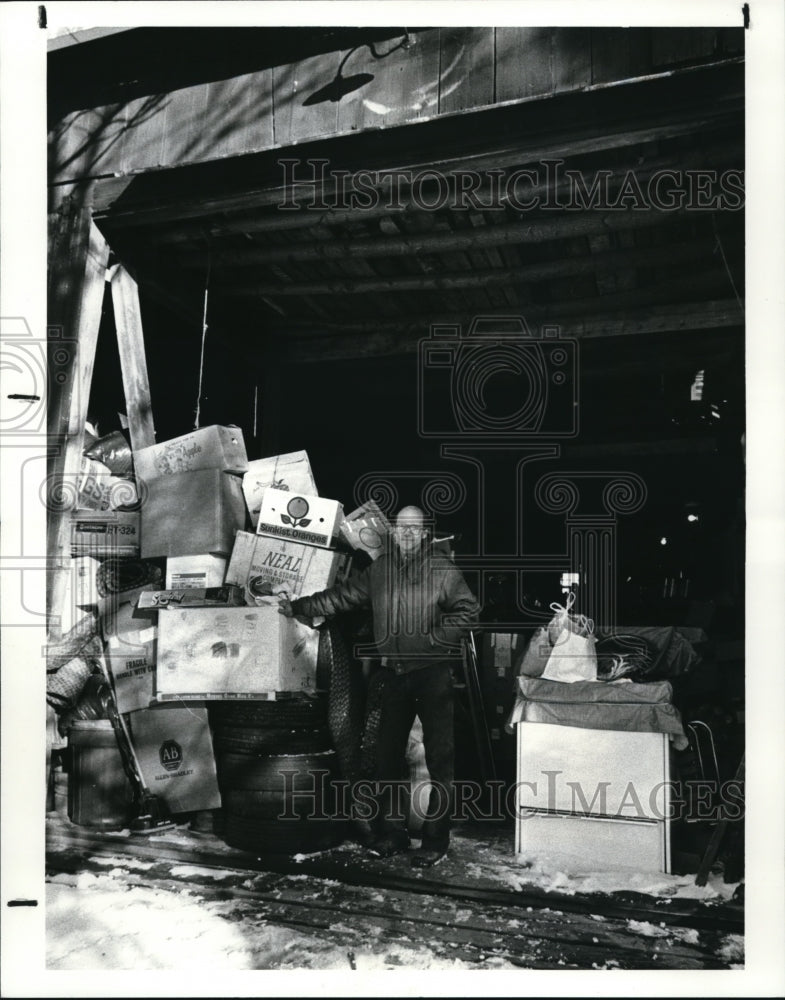 1987 Press Photo Jim Fry and his barn full of clothes, food and tools - Historic Images