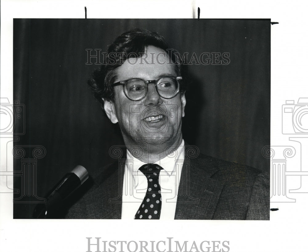 1988 Press Photo Malcolm S. Forbes Jr. speaking at Hollendon House - Historic Images