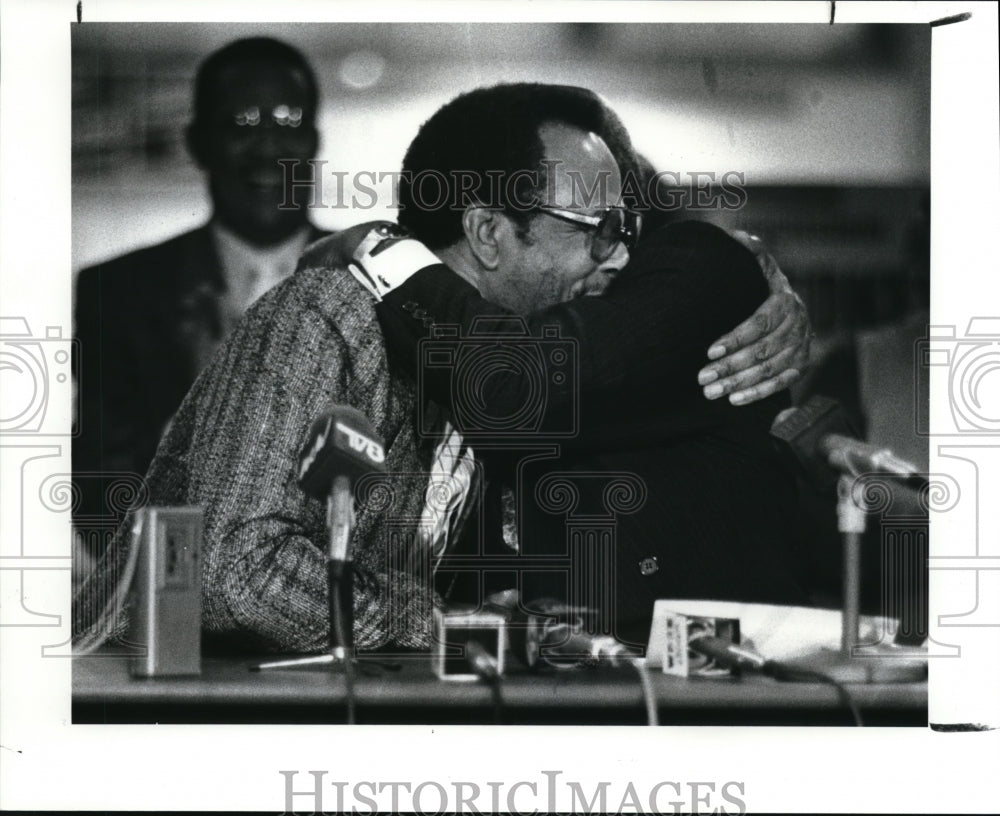 1989 Press Photo Mayoral Candidate George Forbes hugs Congressmen Louis Stokes - Historic Images