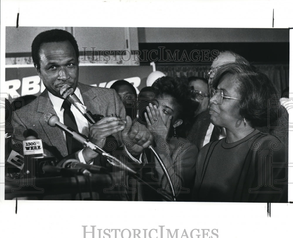 1989 Press Photo George Forb&#39;s daughter Lauren wipes a tear from her eye - Historic Images