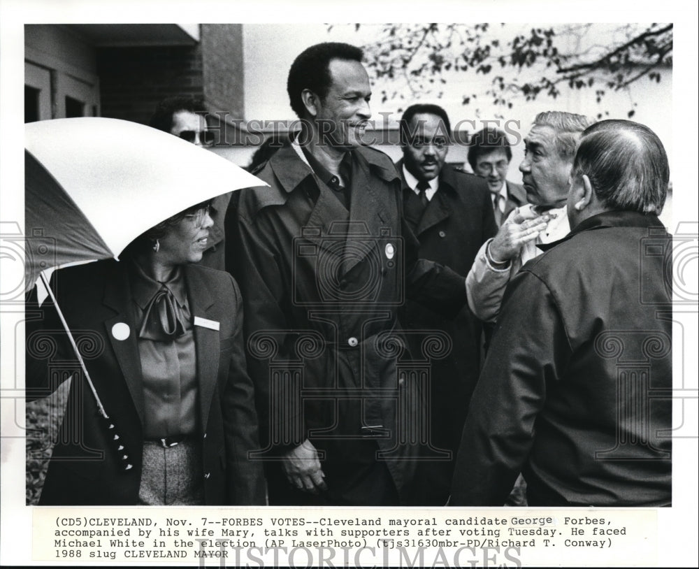 1989 Press Photo George L. Forb&#39;s daughter and his wife greet supporters - Historic Images