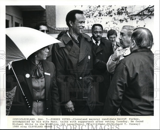 1989 Press Photo George L. Forb's daughter and his wife greet supporters - Historic Images