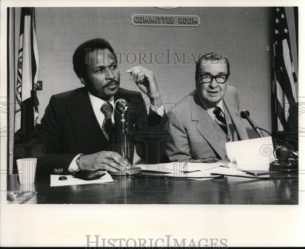 1977 Press Photo George Forbes and Gov. James Rhodes - Historic Images