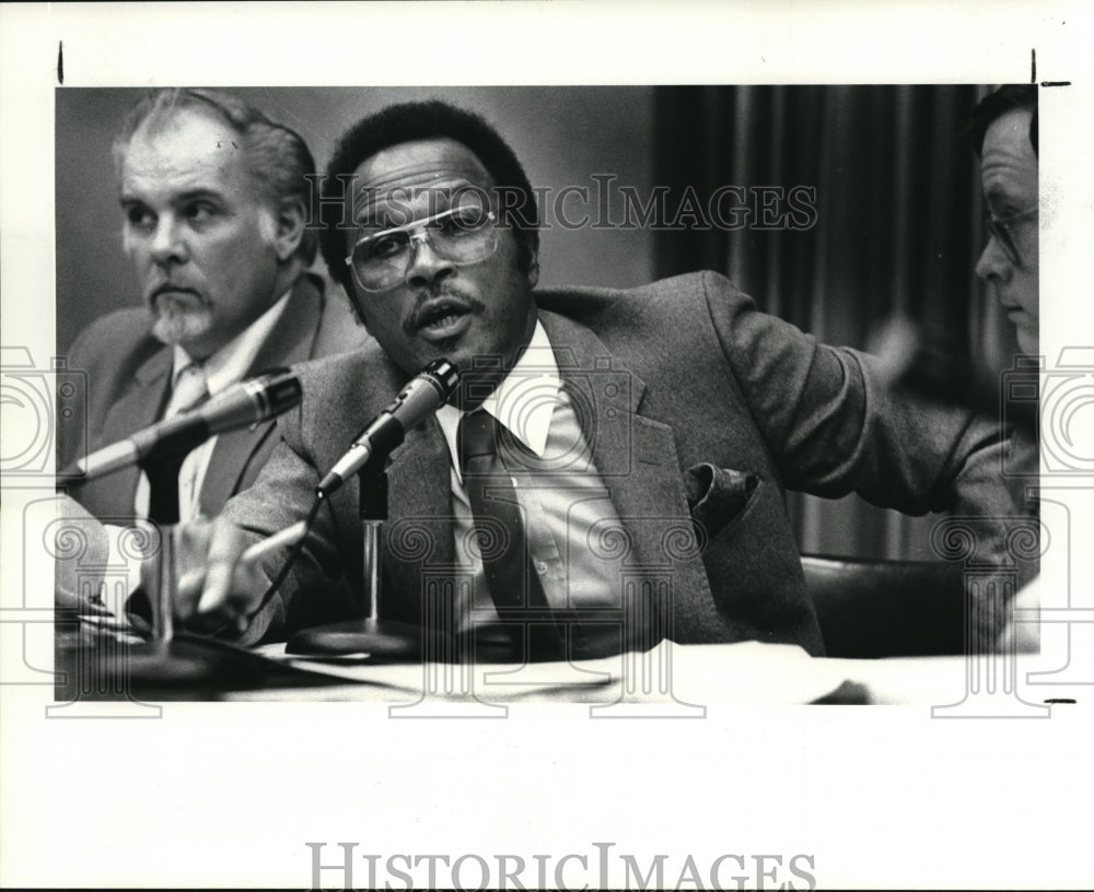 1984 Press Photo Council President George Forbes joined in to the committee - Historic Images