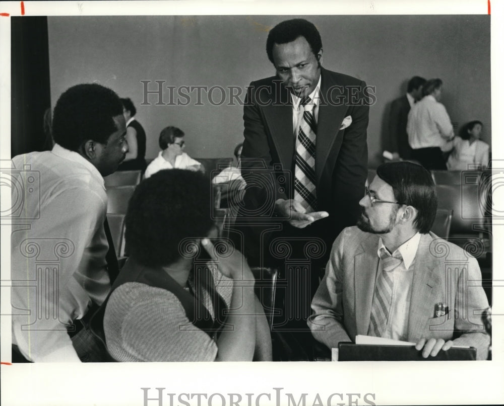 1981 Press Photo Council President George Forbes discussing the situation - Historic Images