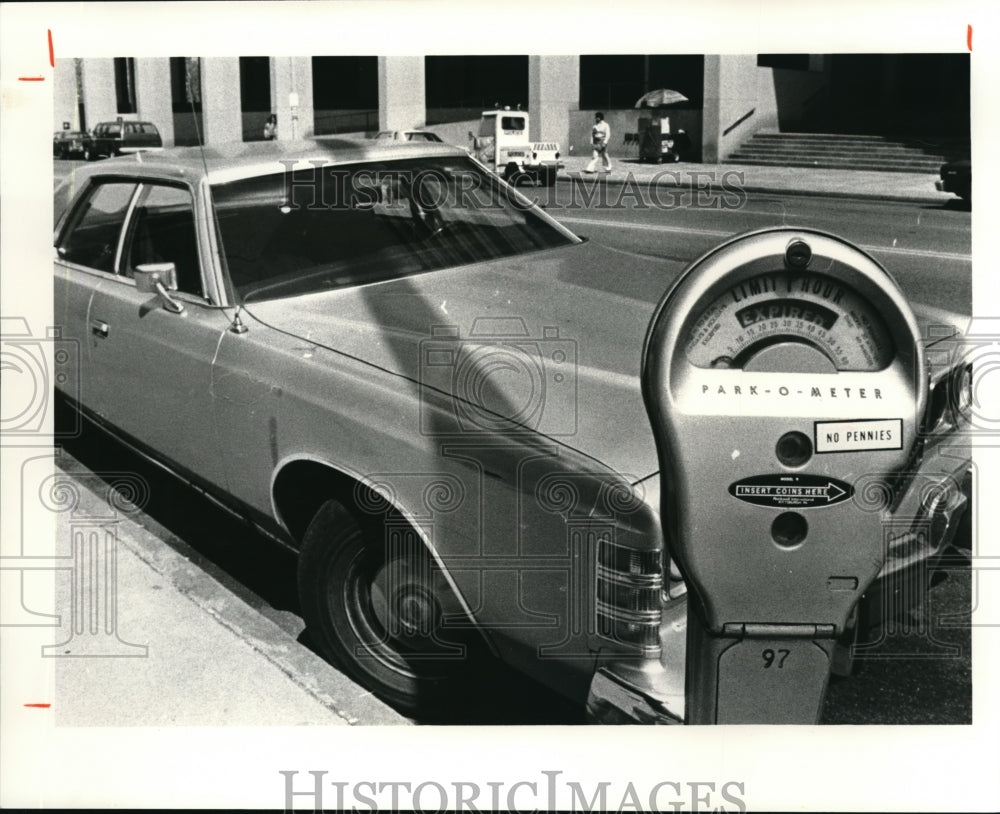 1981 Press Photo Council President George L. Forbes car outside justice center - Historic Images