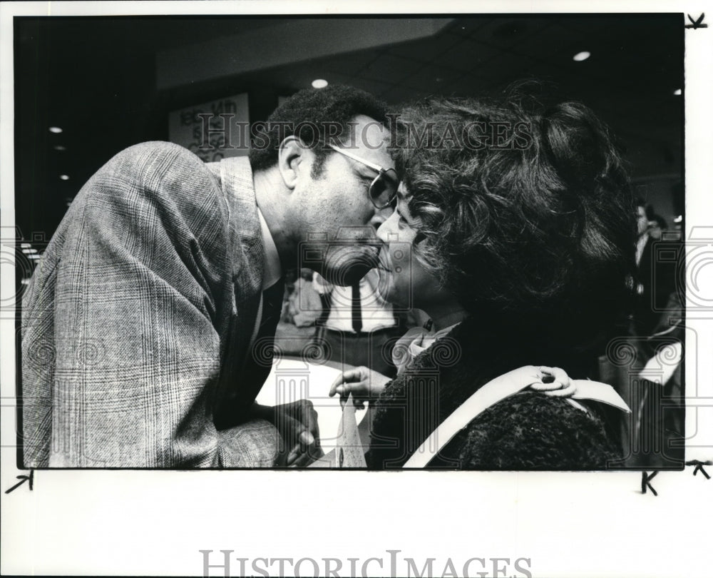 1982 Press Photo George L. Forbes kisses Jeri Washingtonhttp://204.75.12.232/wor - Historic Images