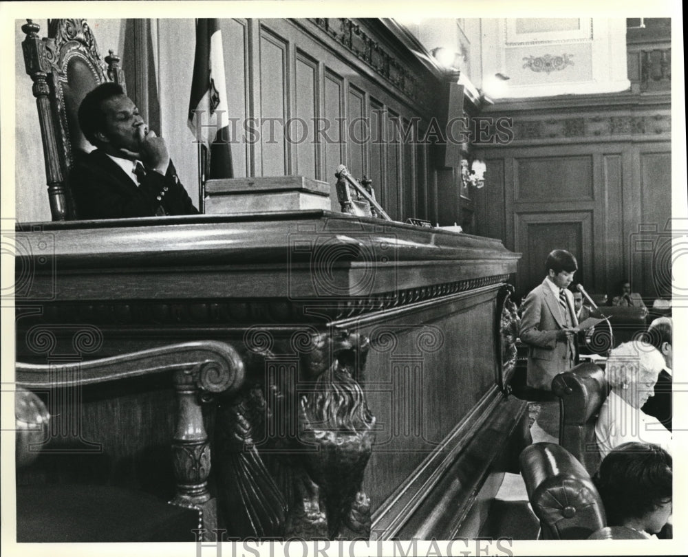 1979 Press Photo George Forbes  listening as Mayor Dennis Rucimich speaks to Cou - Historic Images