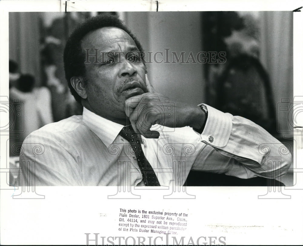 1988 Press Photo  George Forbes  during an interview - Historic Images