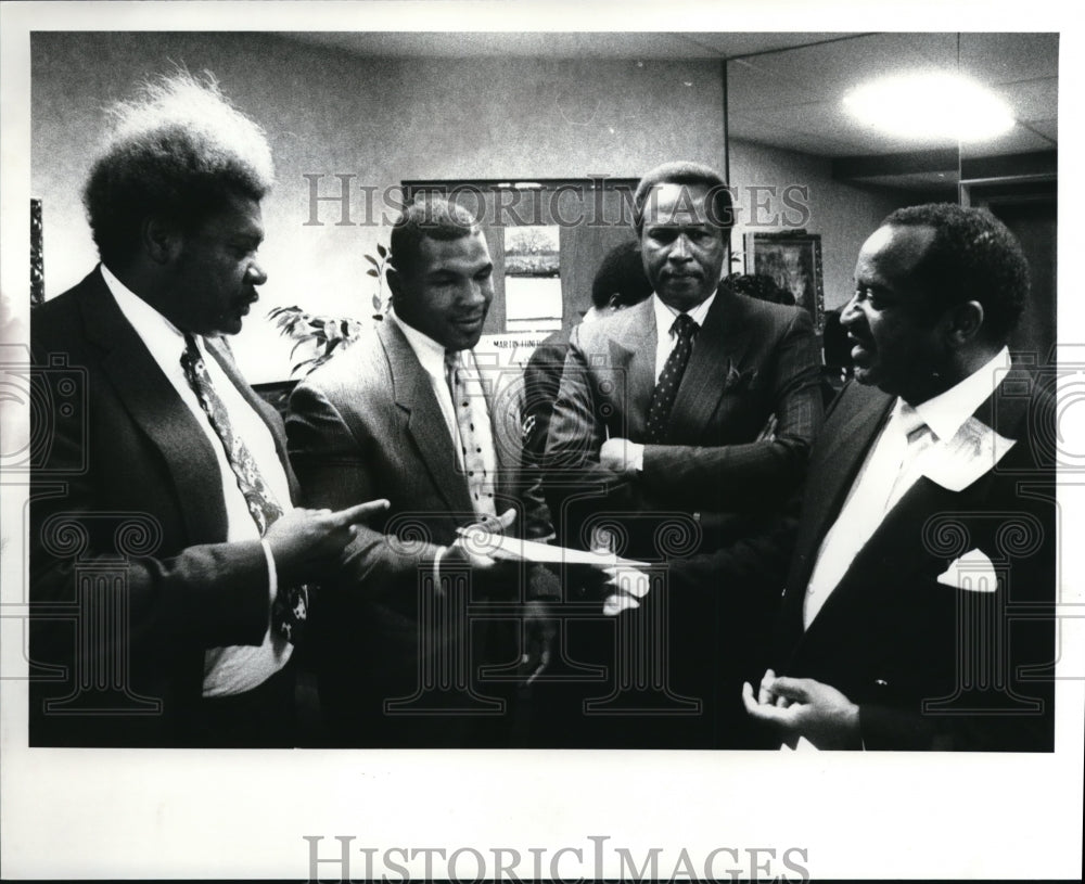 1988 Press Photo Rev. Henry Payden welcomes the Champ Tyson - Historic Images