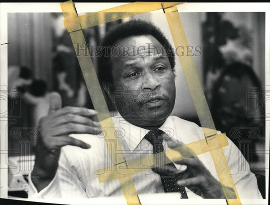 1988 Press Photo George Forbes during interview - Historic Images