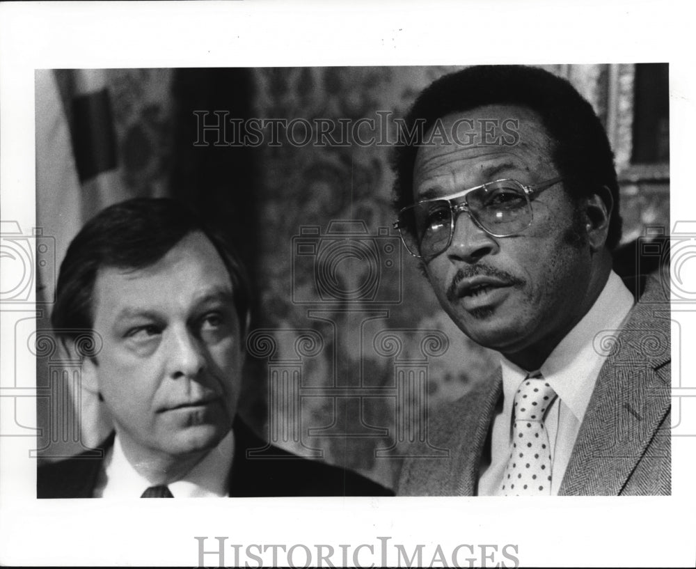 1985 Press Photo Councilman George Forbes reads the open letter to the city - Historic Images