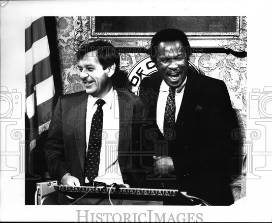 1985 Press Photo Cleve. Mayor Voinovich at Pres. Conference - Historic Images