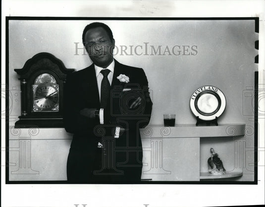 1989 Press Photo George Forbes speaks in the living room of Beth Zone Carr - Historic Images