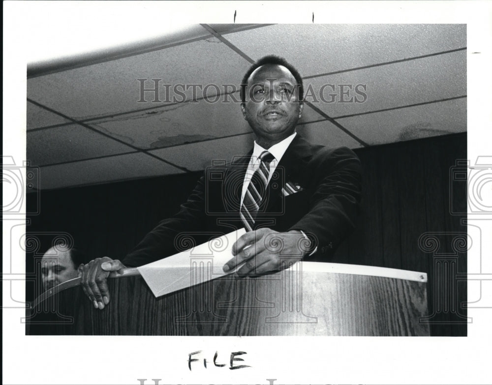 1989 Press Photo George Forbes talks to the Custodian Union Members of local 777 - Historic Images